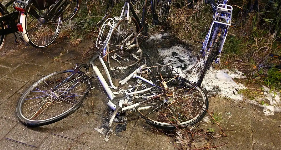 Drie fietsen in brand gestoken in fietsenstalling - Foto 7