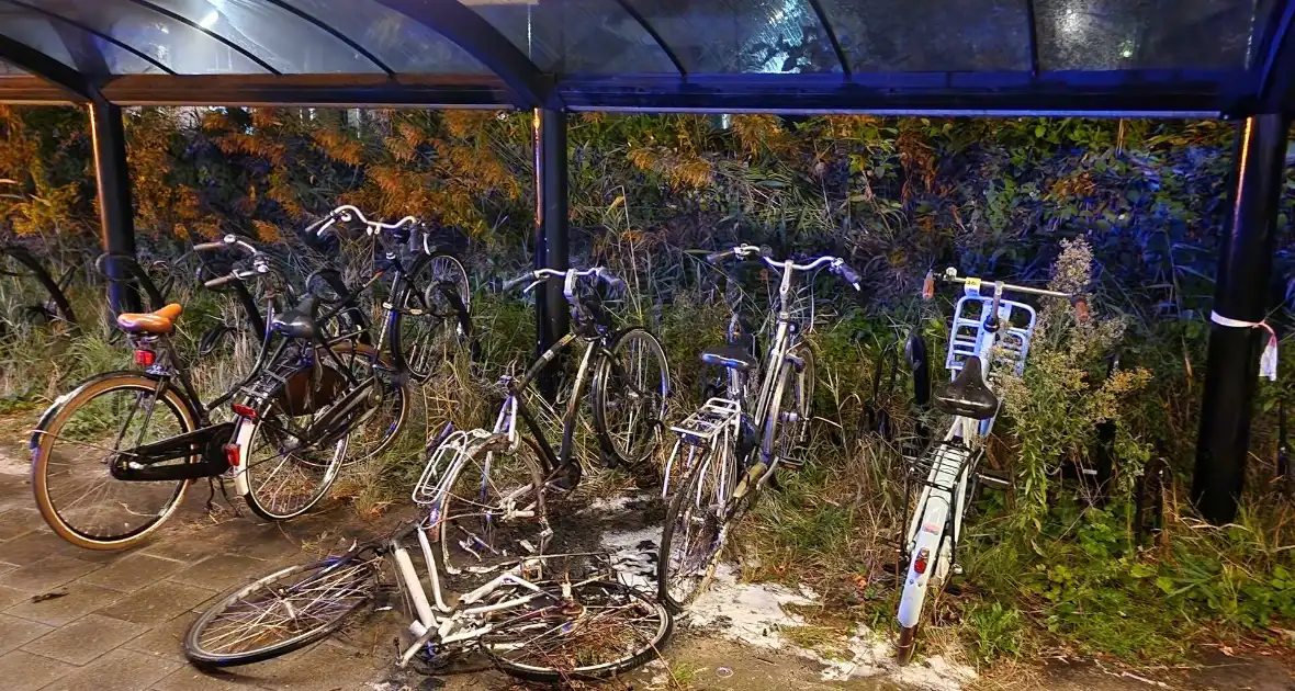 Drie fietsen in brand gestoken in fietsenstalling - Foto 8