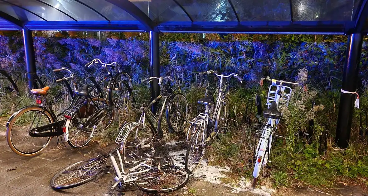 Drie fietsen in brand gestoken in fietsenstalling - Foto 9
