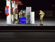 Brandweer onderzoek bij benzinestation naar brandlucht
