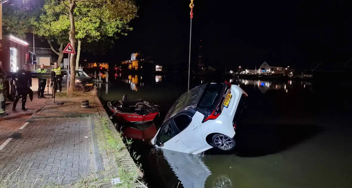 Geparkeerde auto verdwijnt onder water na botsing - Foto 8