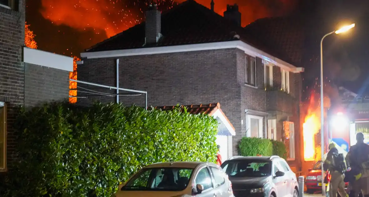 Dode en drie gewonden bij uitslaande brand - Foto 1