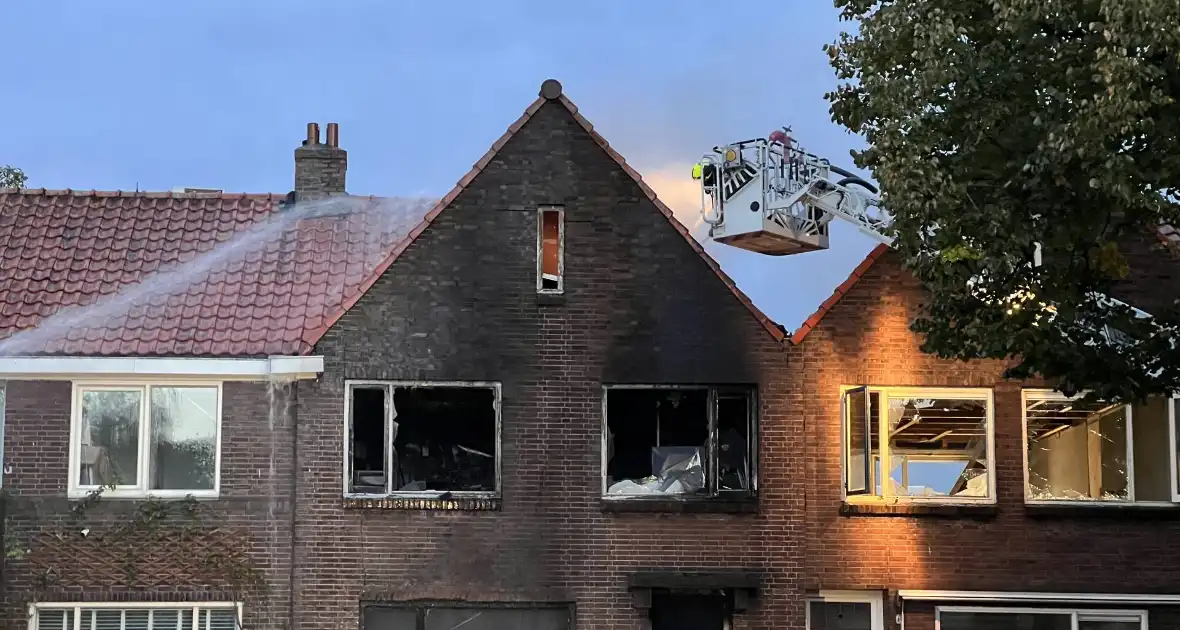 Dode en drie gewonden bij uitslaande brand - Foto 11