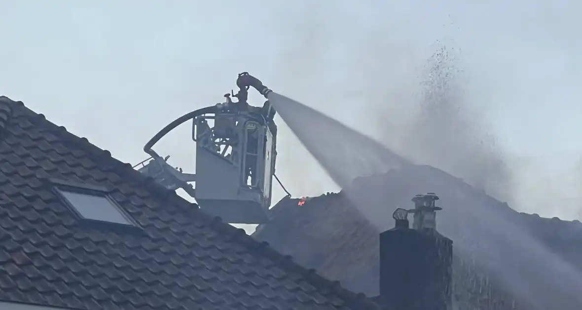 Dode en drie gewonden bij uitslaande brand - Foto 15