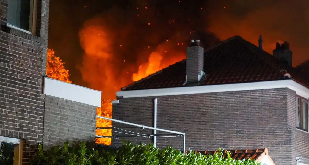 Dode en drie gewonden bij uitslaande brand - Foto 2