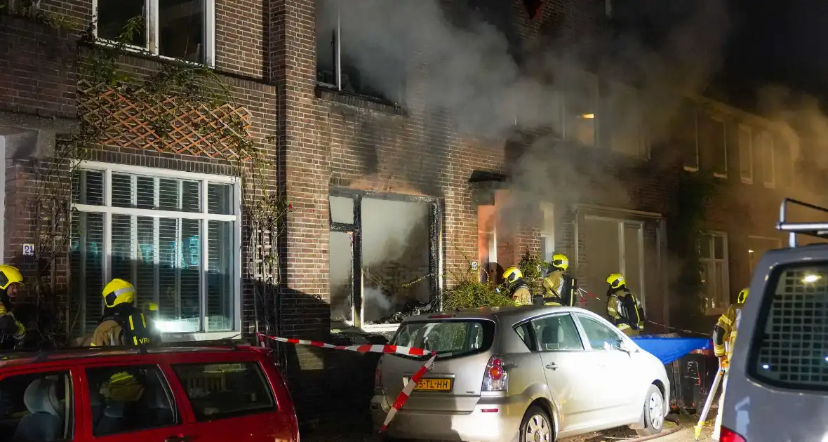 Dode en drie gewonden bij uitslaande brand - Foto 4