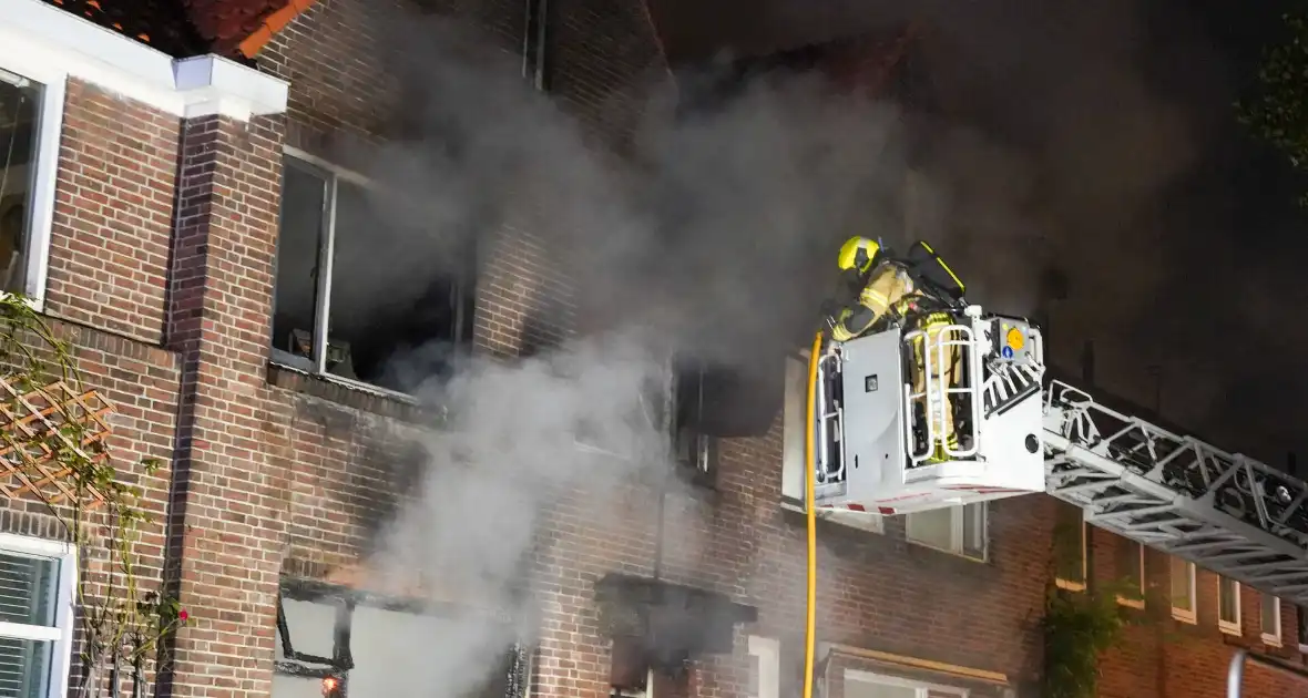 Dode en drie gewonden bij uitslaande brand - Foto 6