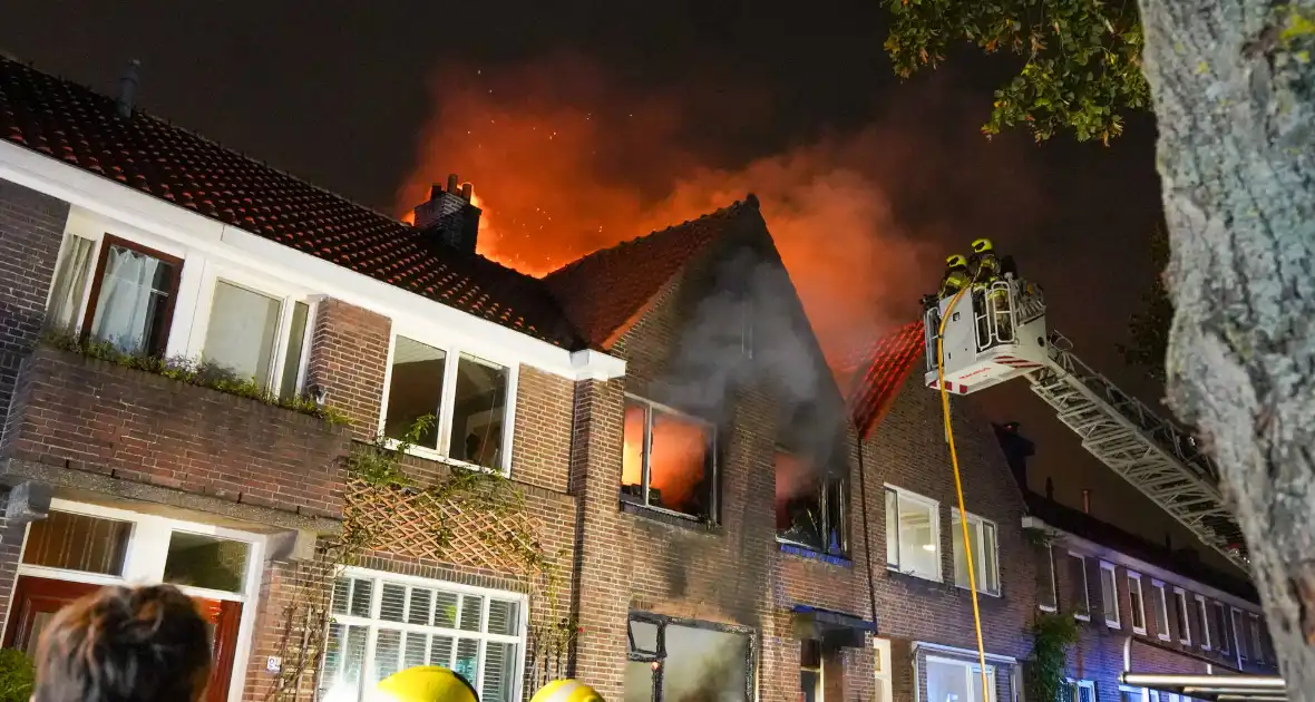 Dode en drie gewonden bij uitslaande brand - Foto 7
