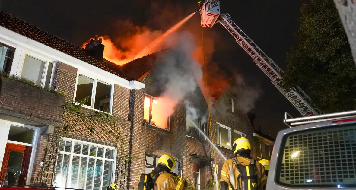 Dode en drie gewonden bij uitslaande brand - Foto 8