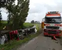 Vrachtwagen geladen met bieten belandt in sloot
