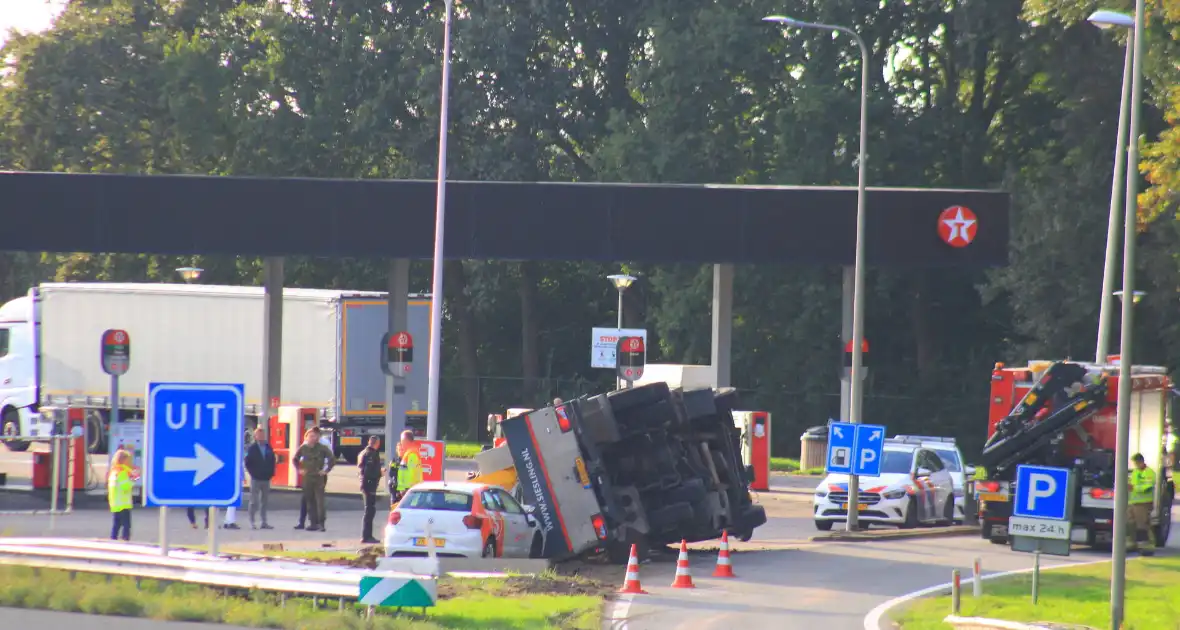 Vrachtwagen belandt op zijkant na aanrijding
