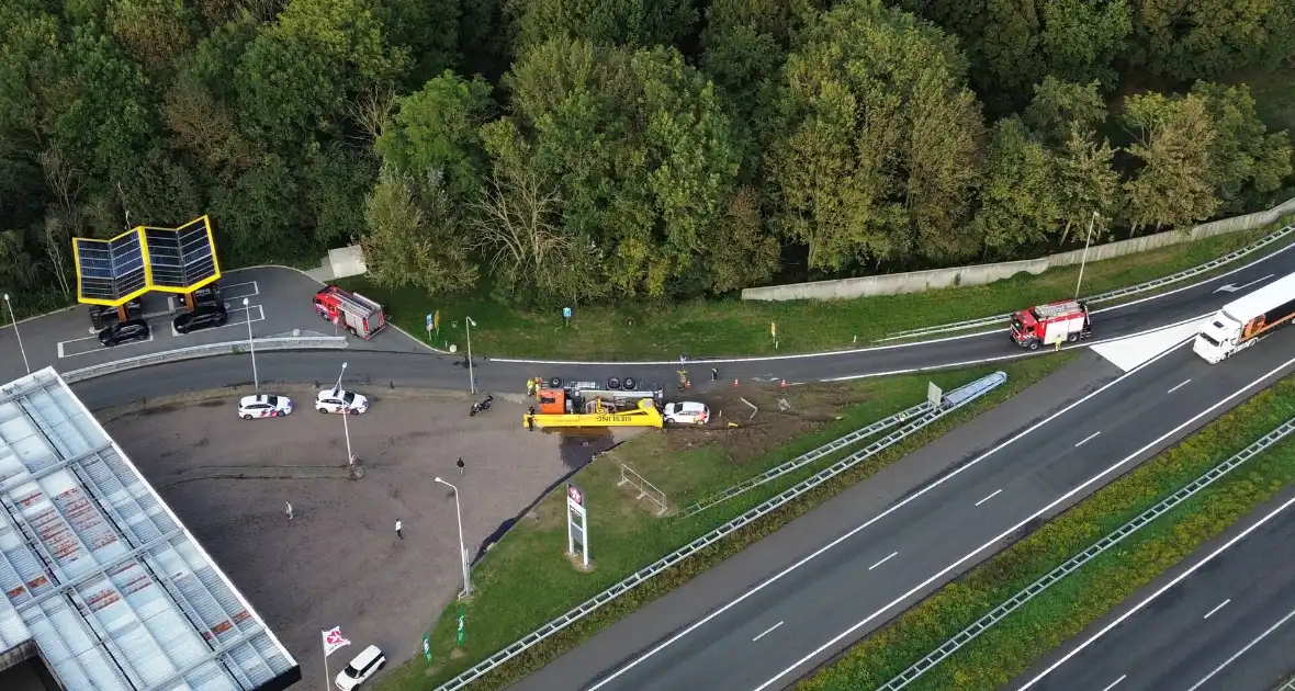 Vrachtwagen belandt op zijkant na aanrijding - Foto 5