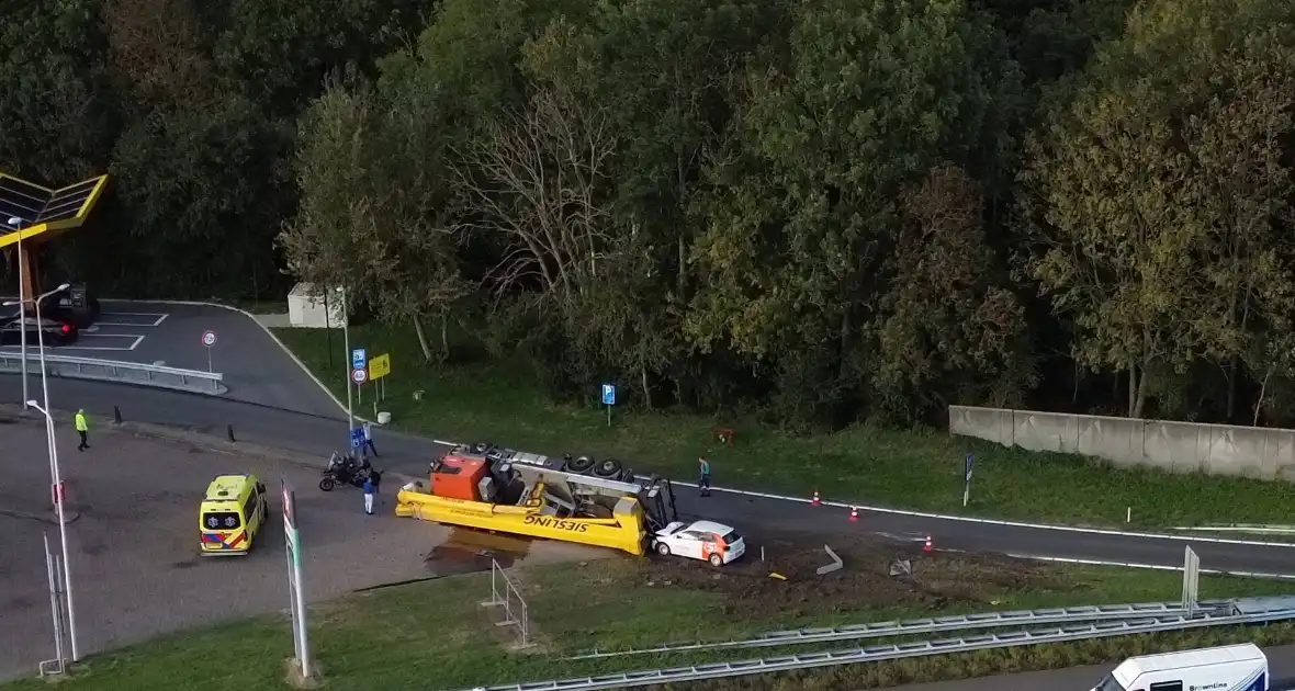 Vrachtwagen belandt op zijkant na aanrijding - Foto 8