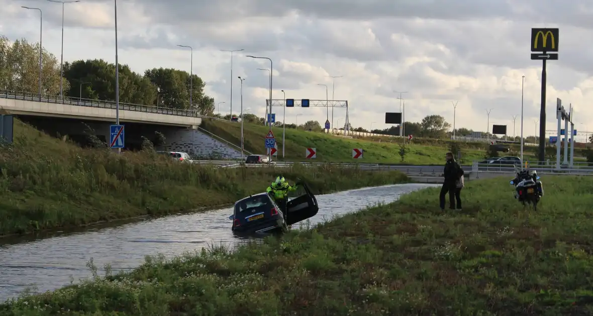 Auto rijdt vanaf afrit de sloot in