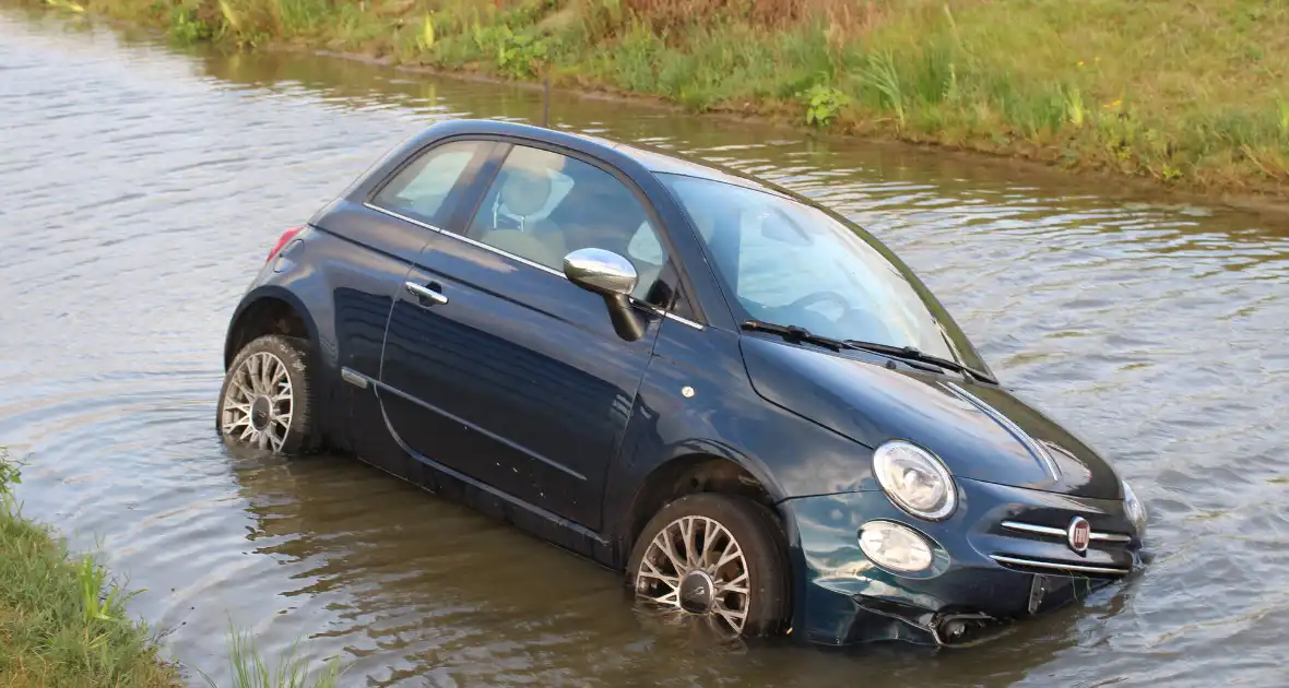 Auto rijdt vanaf afrit de sloot in - Foto 1