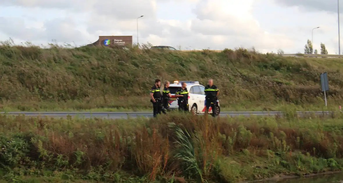 Auto rijdt vanaf afrit de sloot in - Foto 2