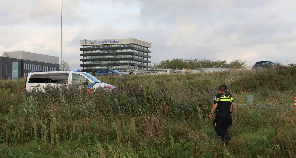 Auto rijdt vanaf afrit de sloot in - Foto 3
