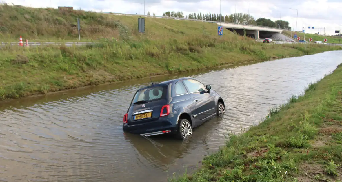 Auto rijdt vanaf afrit de sloot in - Foto 4
