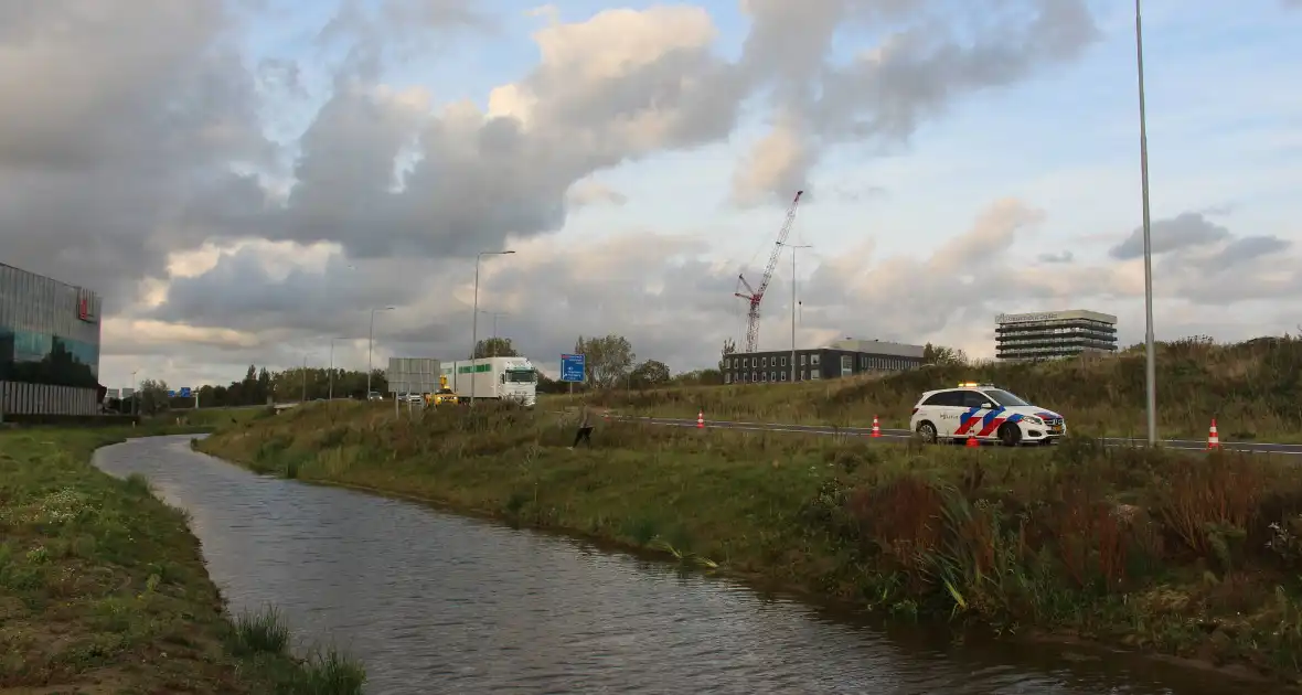 Auto rijdt vanaf afrit de sloot in - Foto 5