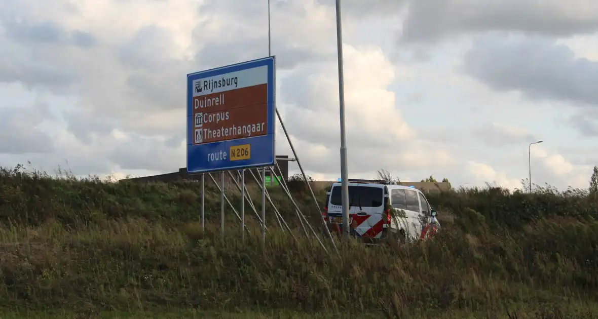 Auto rijdt vanaf afrit de sloot in - Foto 6