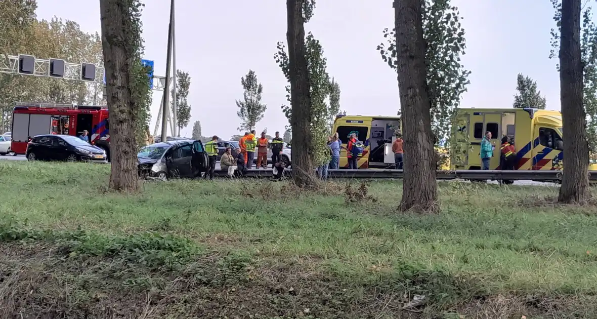 Traumahelikopter landt op snelweg nadat auto tegen boom klapt, twee gewonden
