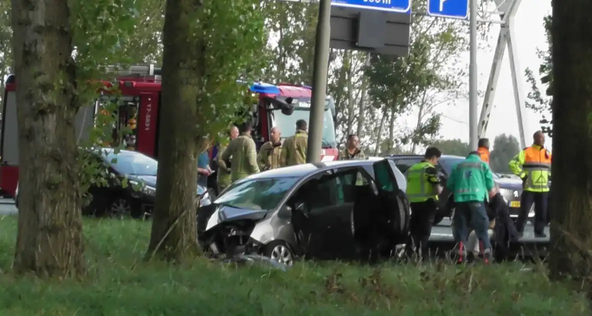 Traumahelikopter landt op snelweg nadat auto tegen boom klapt, twee gewonden - Foto 10