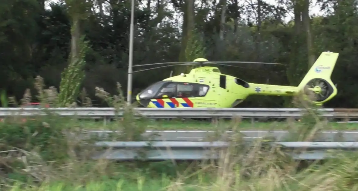 Traumahelikopter landt op snelweg nadat auto tegen boom klapt, twee gewonden - Foto 11
