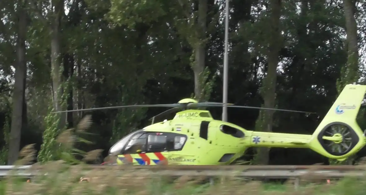 Traumahelikopter landt op snelweg nadat auto tegen boom klapt, twee gewonden - Foto 12