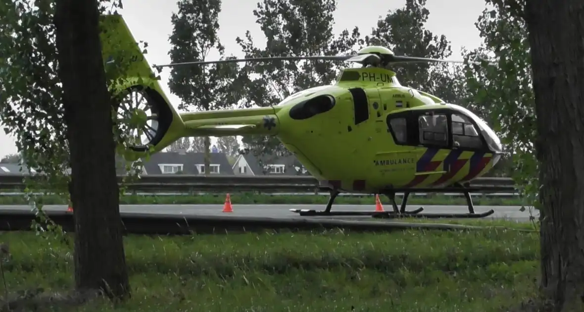 Traumahelikopter landt op snelweg nadat auto tegen boom klapt, twee gewonden - Foto 13