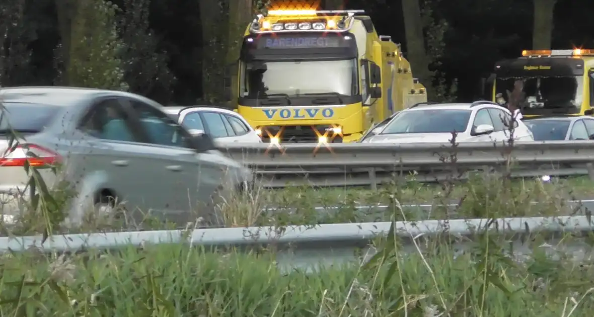 Traumahelikopter landt op snelweg nadat auto tegen boom klapt, twee gewonden - Foto 14