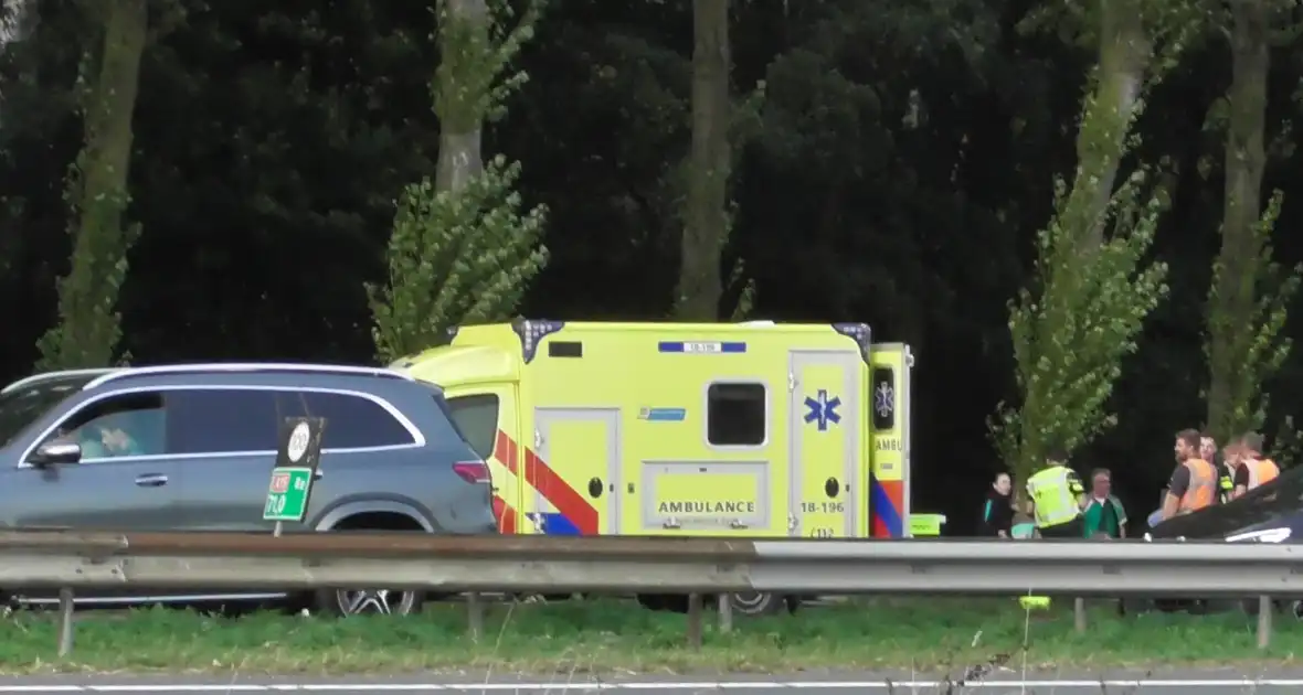 Traumahelikopter landt op snelweg nadat auto tegen boom klapt, twee gewonden - Foto 15