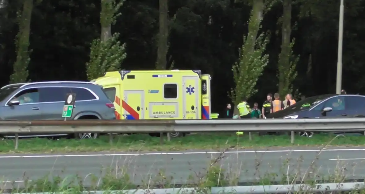 Traumahelikopter landt op snelweg nadat auto tegen boom klapt, twee gewonden - Foto 16