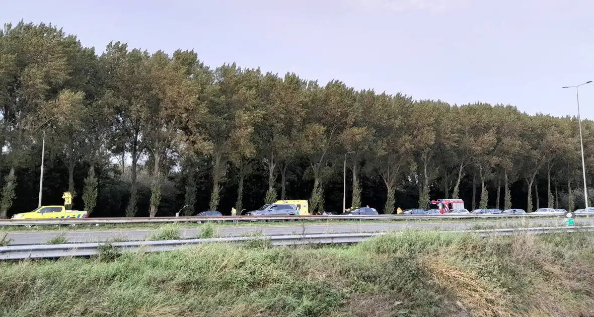 Traumahelikopter landt op snelweg nadat auto tegen boom klapt, twee gewonden - Foto 2