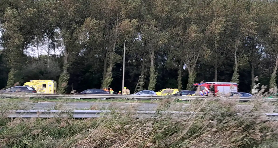 Traumahelikopter landt op snelweg nadat auto tegen boom klapt, twee gewonden - Foto 3
