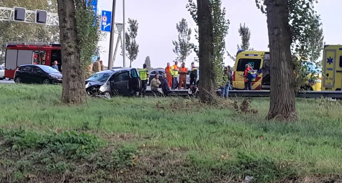 Traumahelikopter landt op snelweg nadat auto tegen boom klapt, twee gewonden - Foto 4