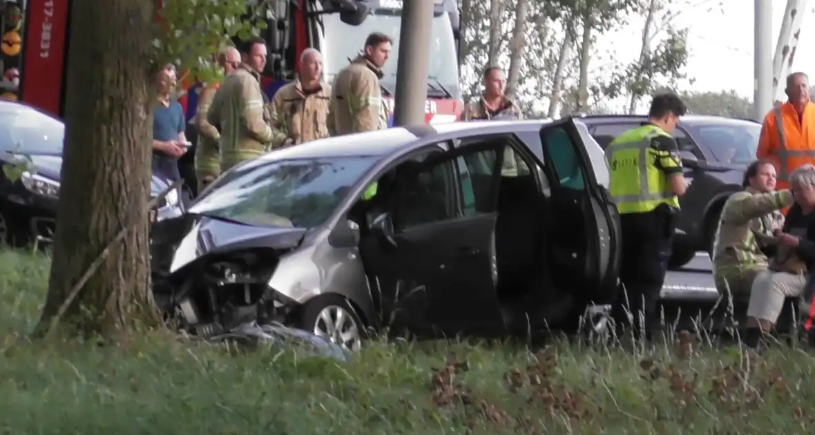 Traumahelikopter landt op snelweg nadat auto tegen boom klapt, twee gewonden - Foto 5