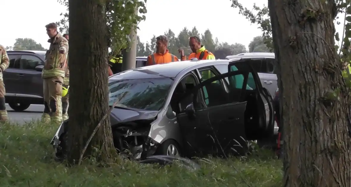 Traumahelikopter landt op snelweg nadat auto tegen boom klapt, twee gewonden - Foto 6