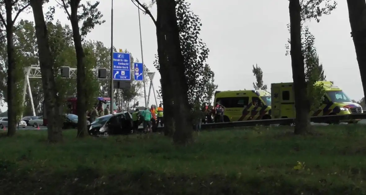 Traumahelikopter landt op snelweg nadat auto tegen boom klapt, twee gewonden - Foto 7