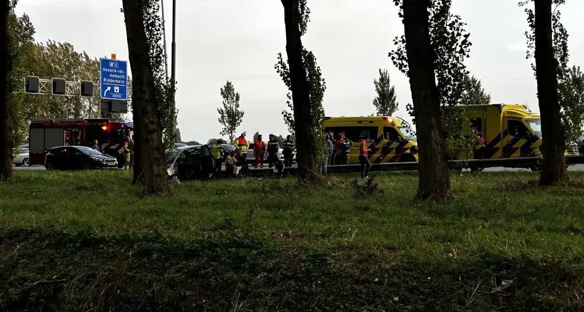 Traumahelikopter landt op snelweg nadat auto tegen boom klapt, twee gewonden - Foto 9