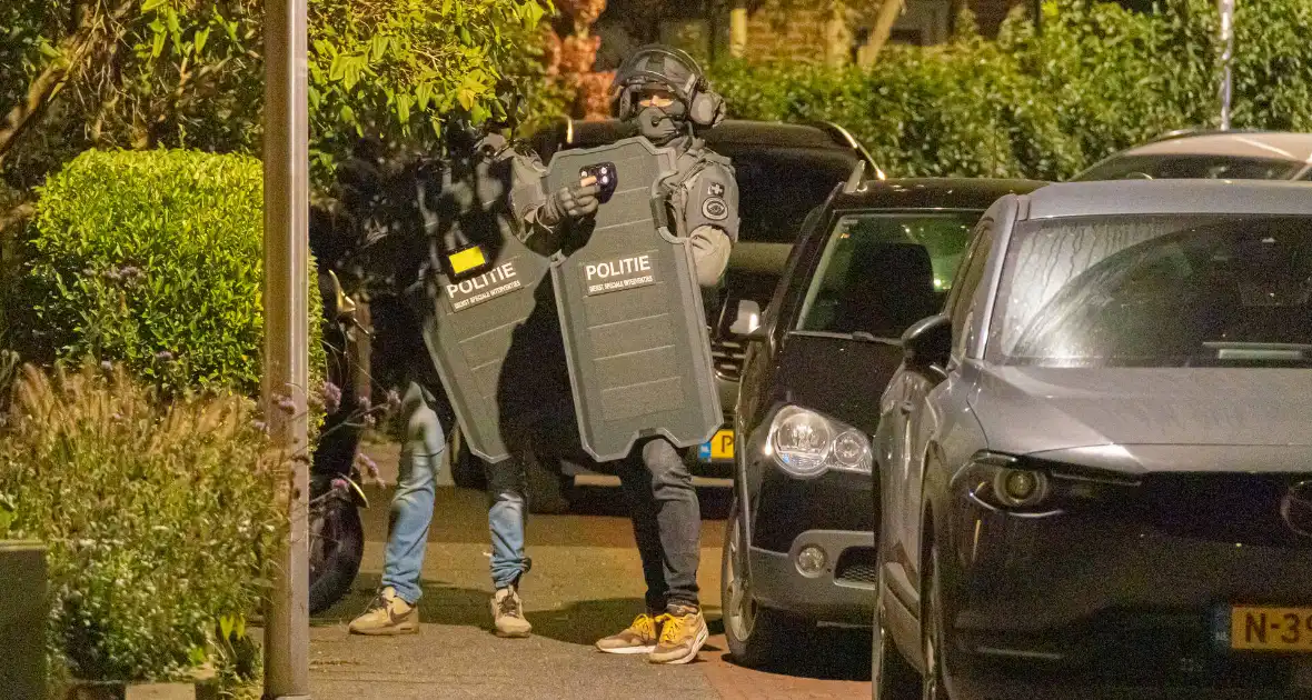 Arrestatieteam valt woning binnen na overval - Foto 5