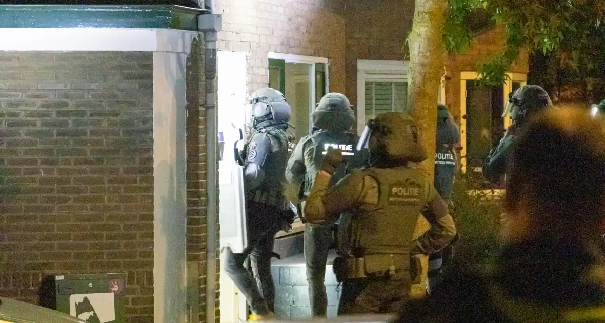 Arrestatieteam valt woning binnen na overval - Foto 6