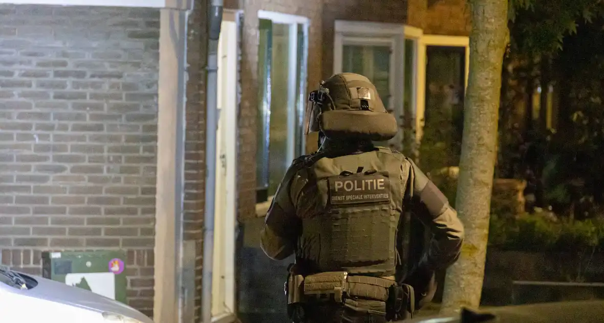 Arrestatieteam valt woning binnen na overval - Foto 7