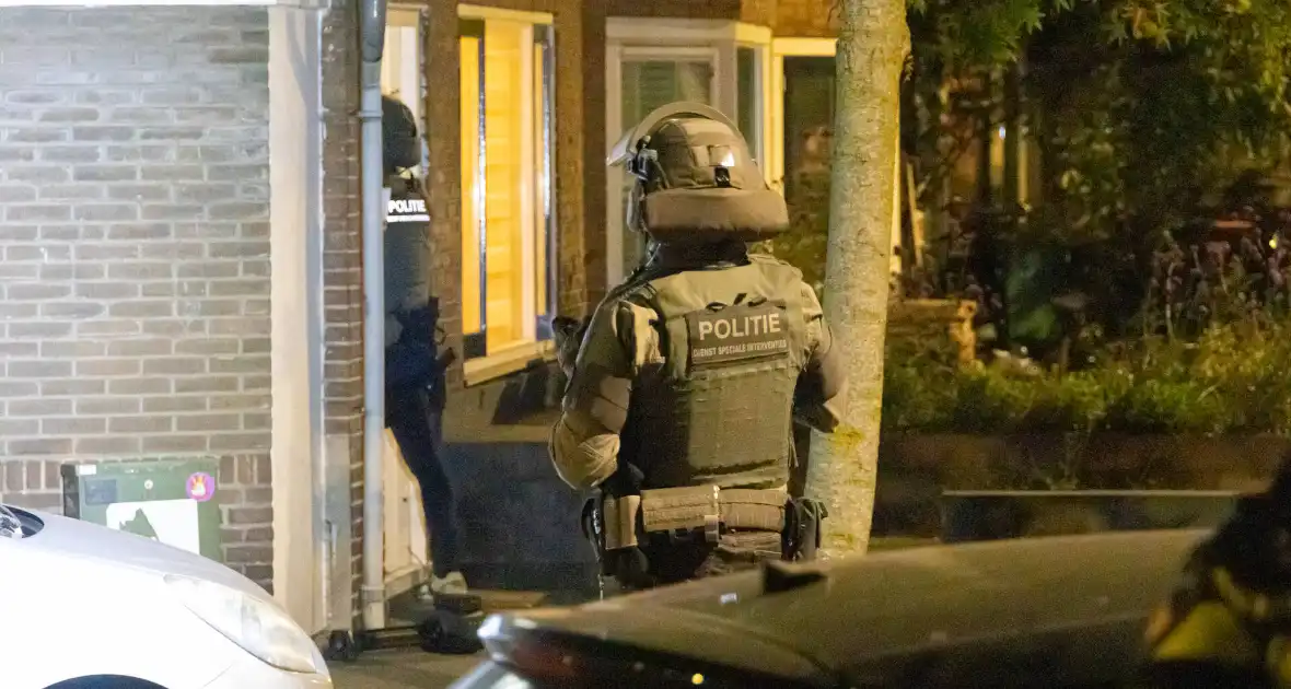 Arrestatieteam valt woning binnen na overval - Foto 8