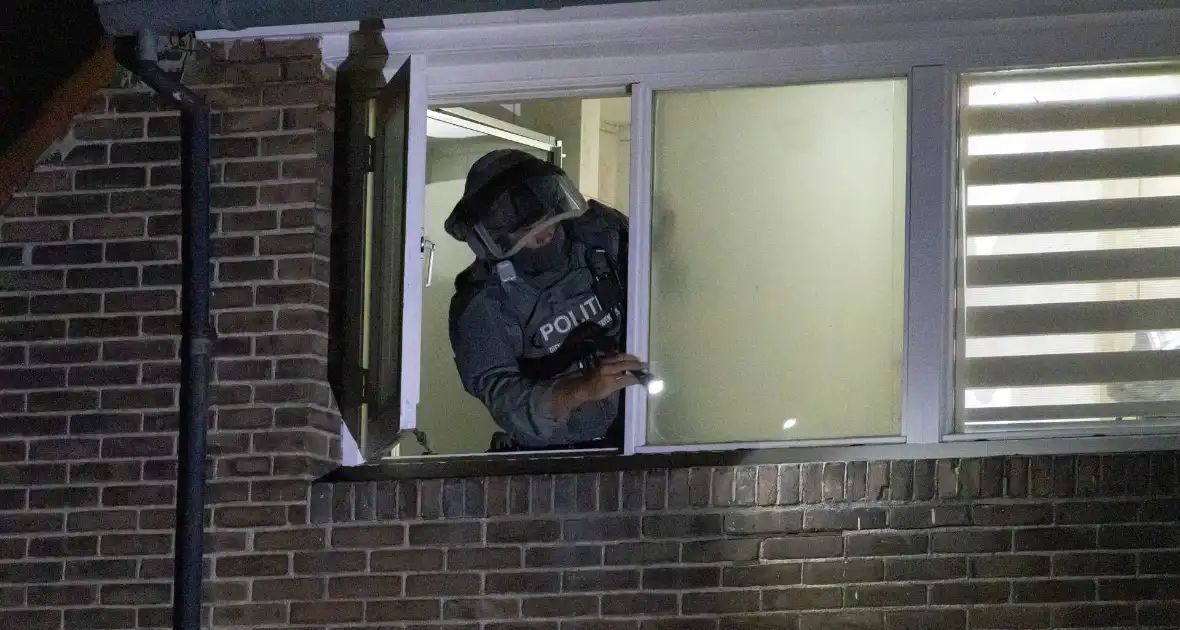 Arrestatieteam valt woning binnen na overval - Foto 9