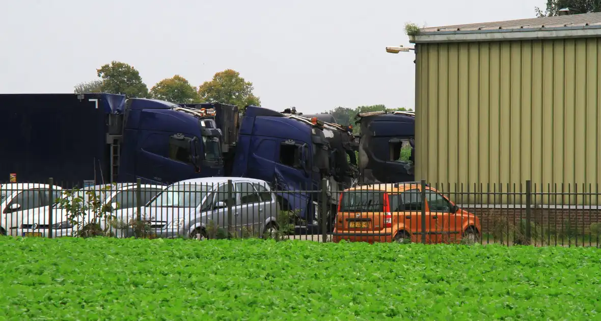 Meerdere vrachtwagens beschadigd door brand