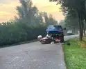 Automobilist rijdt scooterrijder frontaal aan