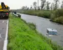 Bestelbus wijkt uit voor dier en rijdt water in