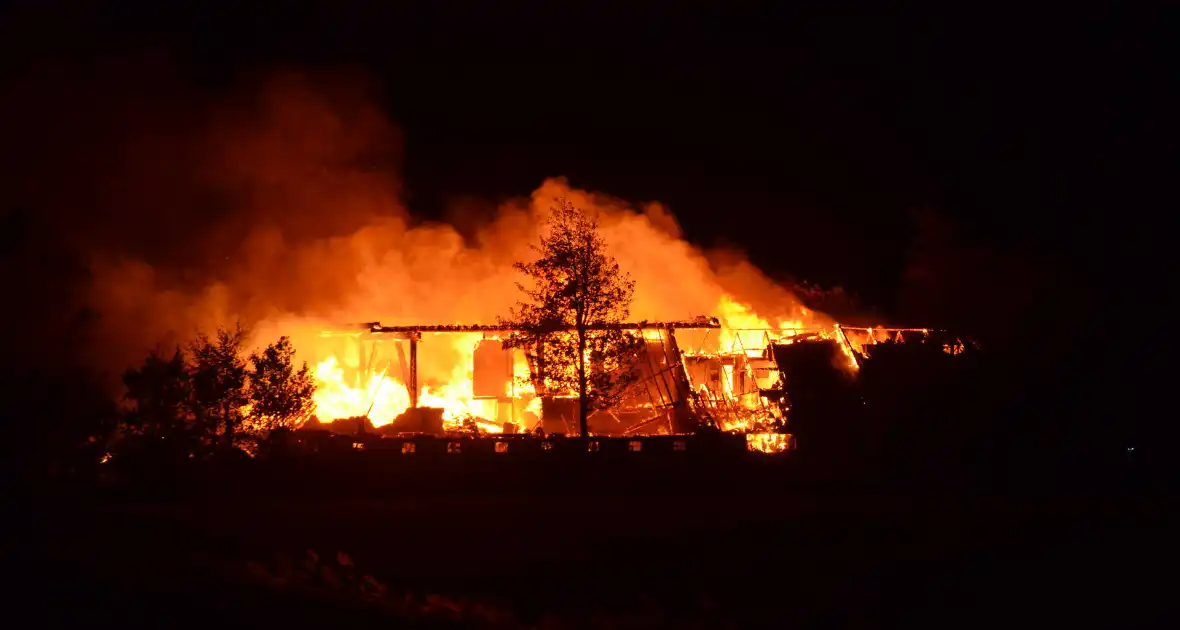 Boerderij verwoest door vlammenzee