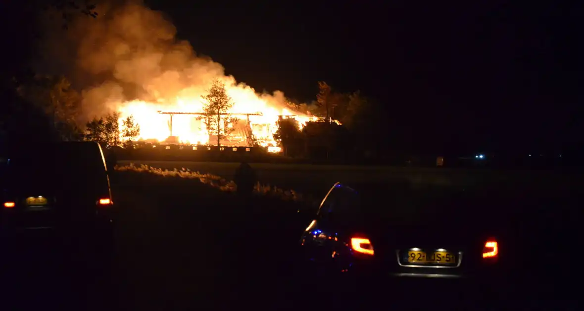 Boerderij verwoest door vlammenzee - Foto 1