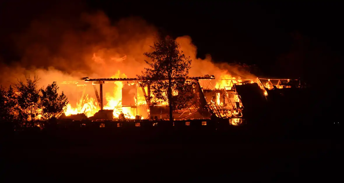 Boerderij verwoest door vlammenzee - Foto 2